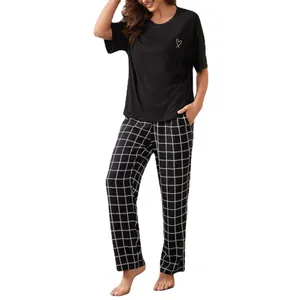 Damen Schlafanzug-Set mit schwarzem Herz-T-Shirt und schwarz-weiß karierter Hose
