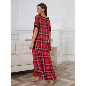 Élégante chemise de nuit longue à carreaux rouges pour femmes dans un intérieur cosy