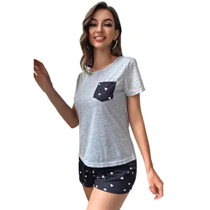 Conjunto de pijama de 2 piezas para mujer con camiseta gris de corazón y pantalones cortos