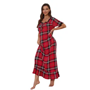 Chemise de nuit longue à carreaux rouges pour femmes avec manches courtes et dentelle.