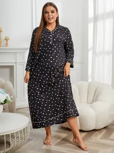 Camicia da notte taglie forti nera con stampa a cuori, maniche lunghe e revers chic