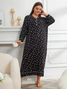 Dettaglio di un camicia da notte taglie forti a maniche lunghe con cuori bianchi