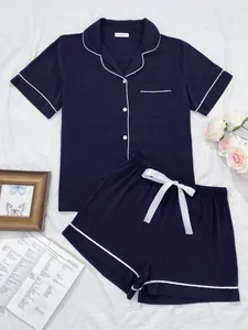 Λεπτομερής προβολή σετ πυτζάμας navy blue με λευκή λεπτομέρεια και φιόγκο