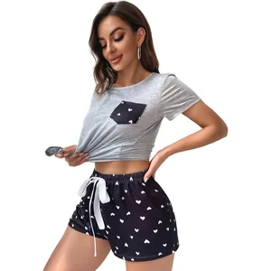 Vista detallada del conjunto de pijama gris para mujer con estampado de corazones