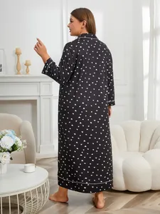 Vista posteriore di una camicia da notte taglie forti a maniche lunghe con stampa a cuori