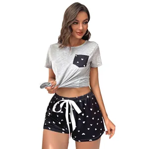 Detalle del conjunto de pijama para mujer con camiseta gris con bolsillo de corazón