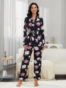 Vista completa del set pigiama floreale da donna con top a maniche lunghe e pantaloni