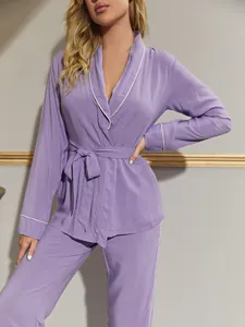Dettaglio del set pigiama lavanda a maniche lunghe con profili bianchi e cintura in vita