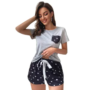Conjunto de pijama gris de manga corta con bolsillo de corazón y shorts estampados.