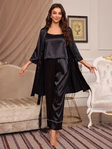 Ensemble de nuit chic 3 pièces en satin noir avec robe de chambre, caraco et pantalon.