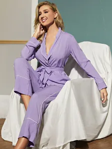 Elegante pigiama lungo da donna viola con profili bianchi e raffinata cintura da annodare.