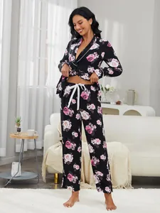 Dettaglio del set pigiama floreale da donna con maglia a maniche lunghe e pantaloni