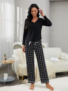 Set pigiama da donna due pezzi con top nero a maniche lunghe e pantaloni a quadretti