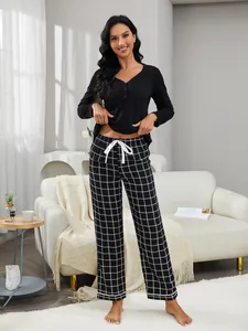 Pigiama due pezzi da donna nero con maglia a maniche lunghe e pantaloni a quadretti