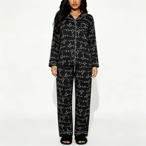 Zwarte tweedelige pyjamaset voor dames met witte tekstprint en shirt met revers