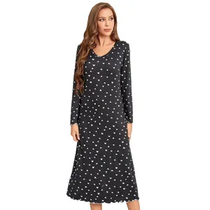 Élégante chemise de nuit femme à manches longues noire avec motif de petits cœurs blancs