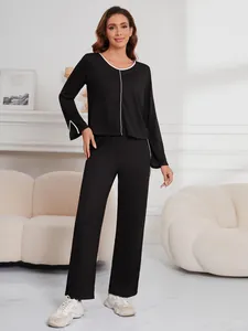 Ensemble de détente noir pour femme avec liseré blanc dans un décor de salon moderne