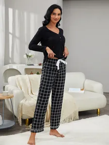 Set pigiama donna a maniche lunghe con top nero e pantaloni a quadri eleganti
