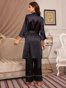 Vue arrière d'un pyjama trois pièces en satin noir de luxe avec peignoir et pantalon