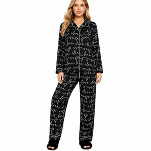 Elegant tweedelig dames pyjamaset met revers shirt en broek in zwarte script print