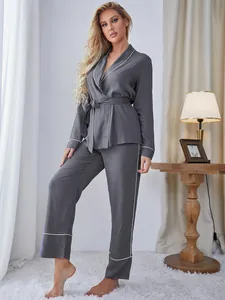 Elegante set pigiama due pezzi grigio scuro da donna con top a vestaglia e pantaloni