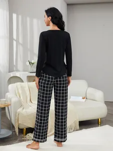 Vista posteriore del pigiama da donna a due pezzi con top nero e pantaloni a scacchi