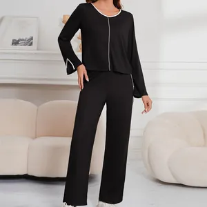 Ensemble de détente noir élégant pour femme avec passepoil blanc et pantalon large