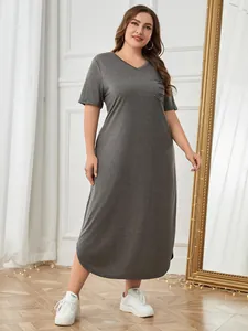 Bequemes graues Pyjama-Kleid in Übergröße mit V-Ausschnitt und kleiner Brusttasche