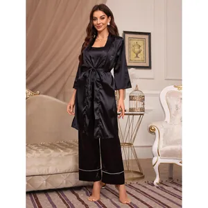 Ensemble de pyjama 3 pièces en soie pour femme avec robe, caraco et pantalon.