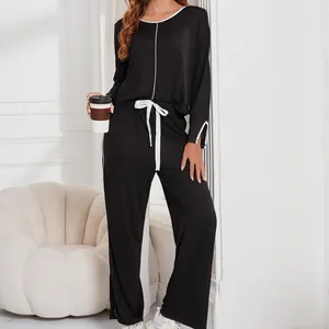 Ensemble de détente noir pour femme avec haut à manches longues et pantalon à liserés blancs