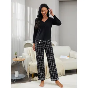 Pigiama due pezzi da donna con maglia nera a maniche lunghe e pantaloni a quadretti