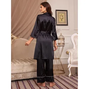 Élégant ensemble de pyjama 3 pièces en satin noir pour femme avec robe, vue de dos
