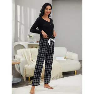 Elegante set pigiama da donna con maglia nera a maniche lunghe e pantaloni a scacchi neri