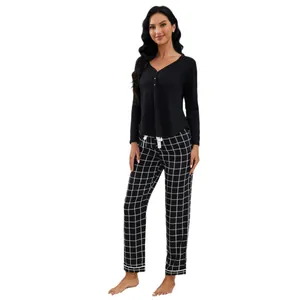 Pigiama due pezzi da donna con maglia a maniche lunghe e pantaloni a scacchi casual.