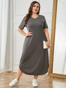 Übergroßes, kurzärmeliges graues Freizeit-Nachthemdkleid mit V-Ausschnitt.