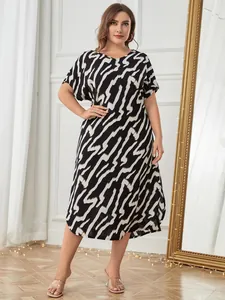 Plus-size short-sleeved nightgown with irregular geometric black and white print