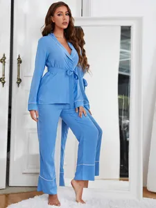 Elegante pigiama azzurro a maniche lunghe con profili bianchi e cintura