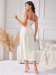 Vue arrière d'une chemise de nuit midi blanche minimaliste dans un salon lumineux
