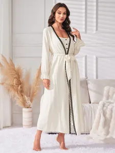 Ensemble de détente deux pièces blanc élégant avec dentelle noire et peignoir pour femme