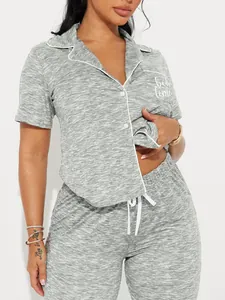 Detalle del conjunto de pijama gris de dos piezas para mujer con bordado y manga corta