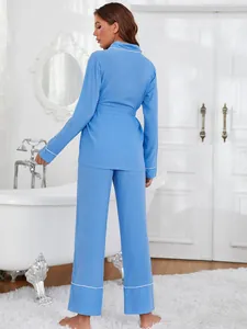 Vista posteriore di un set pigiama a due pezzi azzurro a maniche lunghe in un bagno