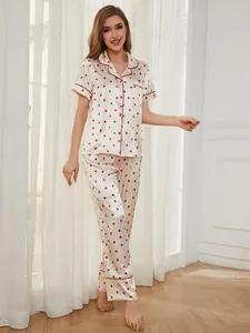 Elegante pigiama due pezzi in raso di seta con stampa coccinella e profili rossi da donna