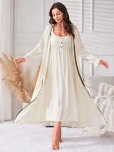 Élégant ensemble de nuit deux pièces blanc avec chemise de nuit et robe en dentelle