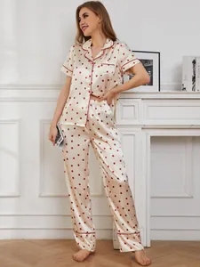 Pigiama in raso setoso con stampa di coccinelle, camicia a maniche corte e pantaloni
