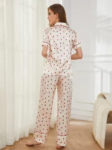Vista posteriore del set pigiama in raso crema da donna con stampa coccinella e pantaloni lunghi.