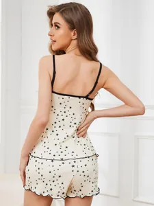 Vista trasera del conjunto de pijama de satén para mujer con estampado de estrellas