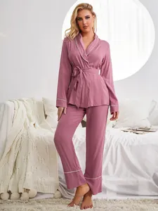 Elegante set pigiama a due pezzi color malva con vestaglia a maniche lunghe e pantaloni