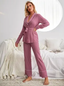 Vista elegante del set pigiama viola da donna a maniche lunghe con profili bianchi