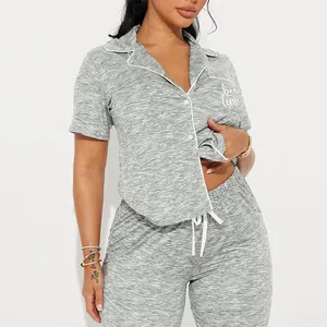 Conjunto de pijama de dos piezas gris vigoré con bordado bed time y ribete blanco