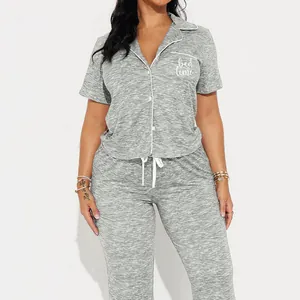 Pijama gris de mujer con manga corta, ribetes blancos y bordado bed time detallado